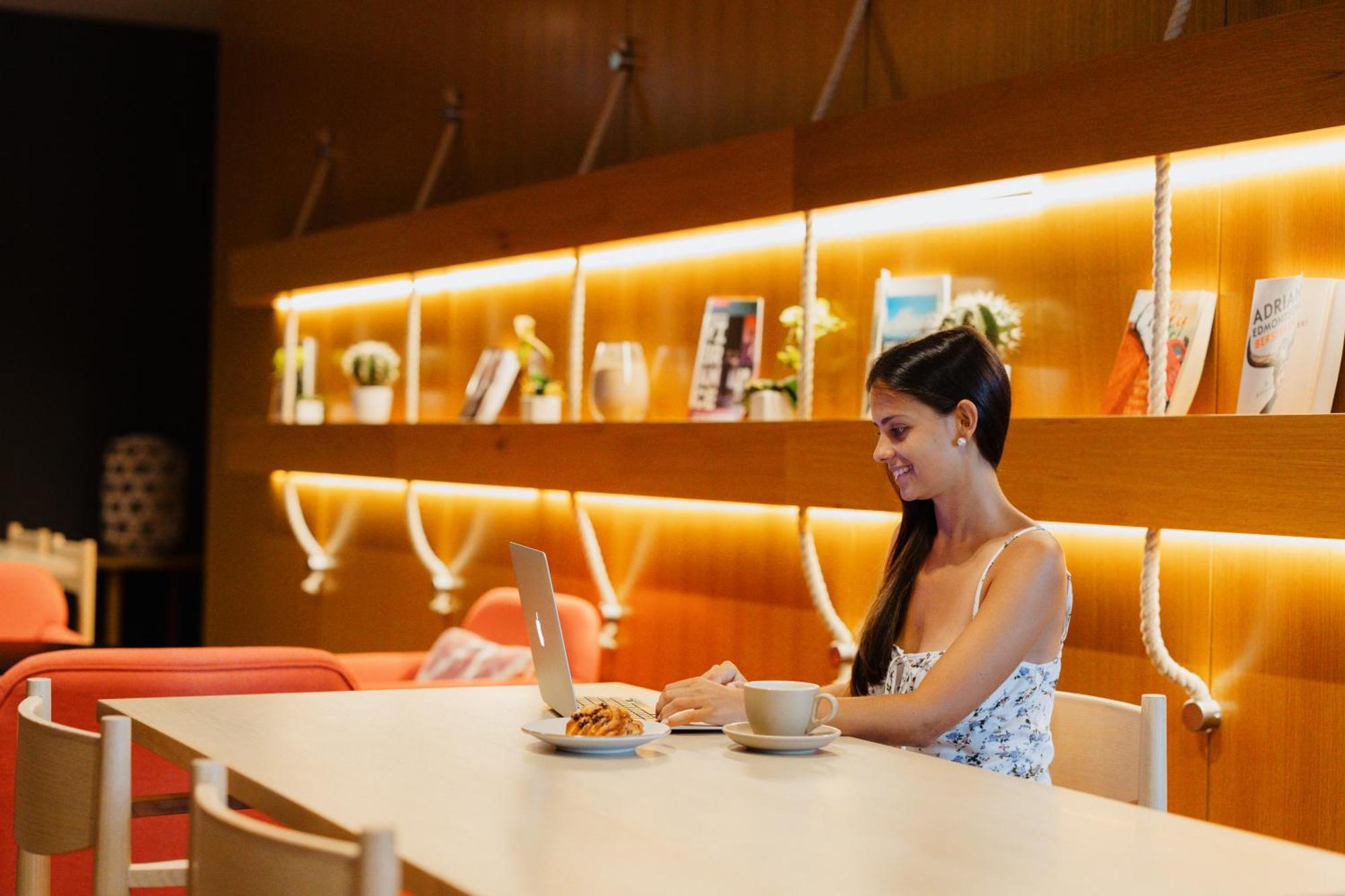 Shangri-La The Marina, Cairns Exteriör bild A woman using a laptop in a library