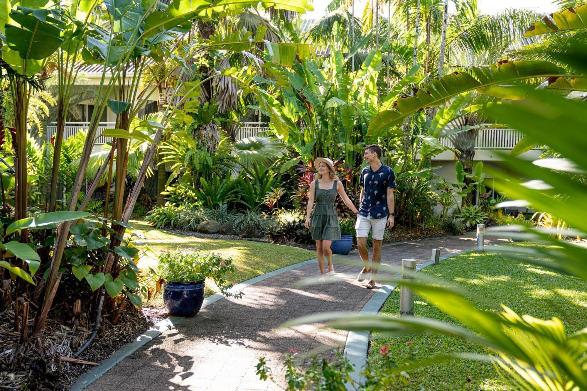 Shangri-La The Marina, Cairns Exteriör bild The resort's gardens